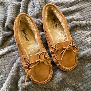 Minnetonka cally women’s fur lined leather moccasins sz 8
